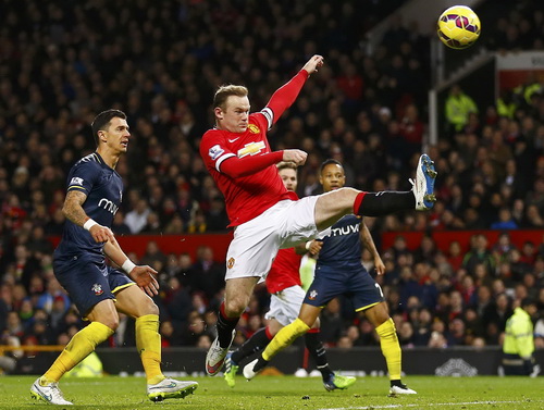 Rooney bất lực trước sự đeo bám của hàng thủ Southampton