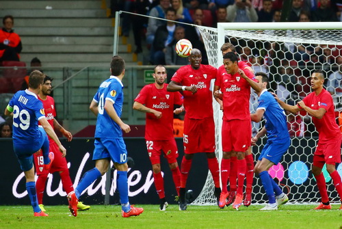 Ruslan Rotan (29) sút phạt thành công, gỡ hòa 2-2 cho Dnipro