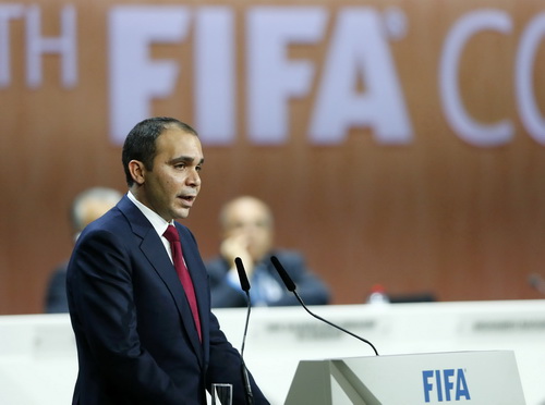 Hoàng thân Jordan tuyên bố đầu hàng Sepp Blatter