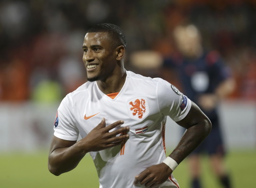 Luciano Narsingh vui mừng sau pha ghi b&agrave;n
