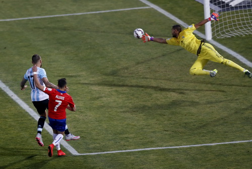 Sanchez (7) bỏ lỡ c&aacute;c cơ hội trong trận nhưng sắm vai người h&ugrave;ng ở loạt đ&aacute; lu&acirc;n lưu