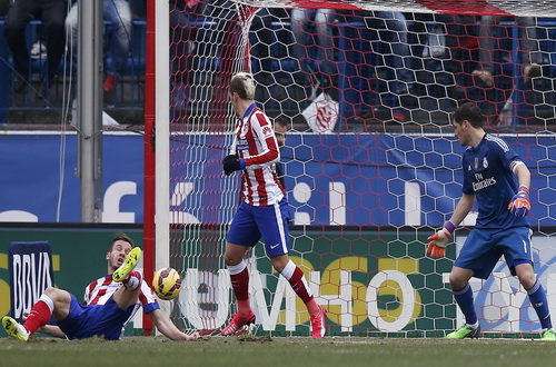 Saul Niguez (tr&aacute;i) nh&acirc;n đ&ocirc;i c&aacute;ch biệt cho Atletico