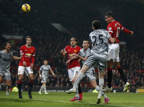 Chris Smalling (phải) trở th&agrave;nh người h&ugrave;ng của Man United