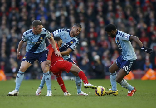 Sterling xoay trở trong vòng vây West Ham trước khi ghi bàn
