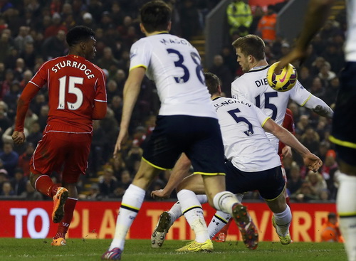 Một pha b&oacute;ng đẳng cấp của Sturridge với pha đ&aacute;nh g&oacute;t l&agrave;m lỡ đ&agrave; h&agrave;ng thủ Tottenham