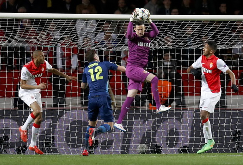 Giroud, Ramsey ghi bàn, Arsenal vẫn cay đắng bị loại