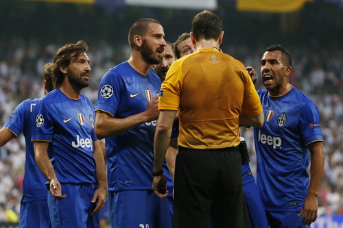 C&aacute;c cầu thủ Juventus tranh c&atilde;i về quả phạt đền nhưng bất th&agrave;nh