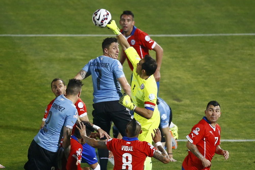 Mưa thẻ đỏ, Chile hạ gục đương kim vô địch Uruguay