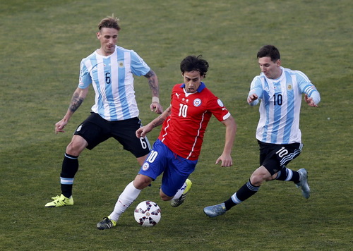 Tiền vệ kiến thiết Jorge Valdivia (Chile) cũng bị v&ocirc; hiệu h&oacute;a