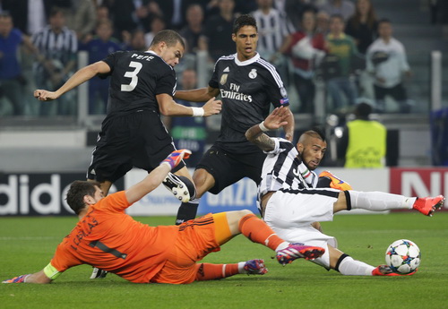 Arturo Vidal x&ocirc;ng x&aacute;o giữa h&agrave;ng thủ Real Madrid