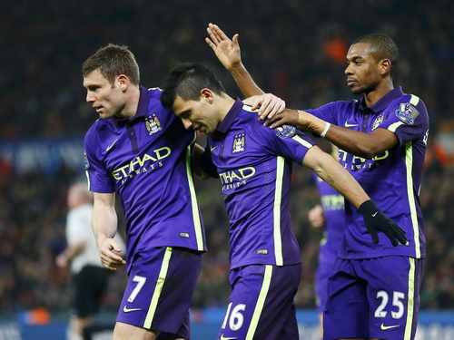 Sergio Aguero (giữa) lập c&uacute; đ&uacute;p cho Man City