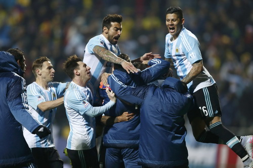 Niềm vui v&agrave;o b&aacute;n kết của Messi v&agrave; đồng đội