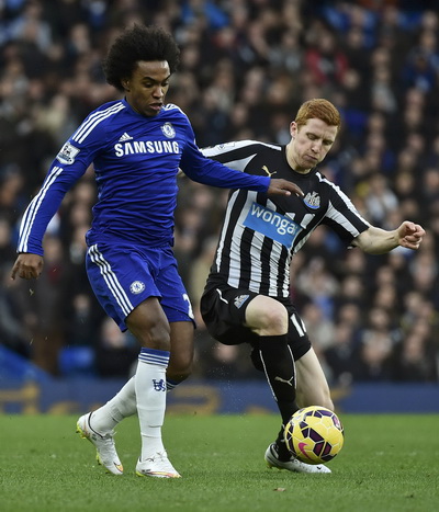 Willian tranh bóng với Jack Colback (Newcastle, phải)