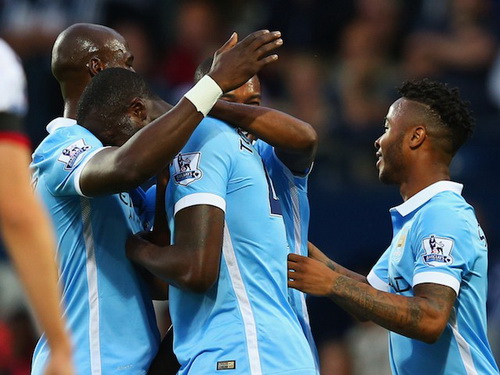 Toure (tr&aacute;i) c&oacute; b&agrave;n mở tỉ số từ ph&uacute;t thứ 9 cho Man City