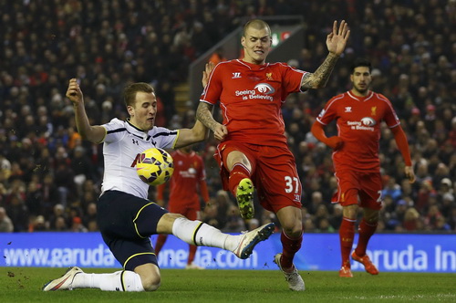 H&agrave;ng thủ Liverpool gặp nhiều kh&oacute; khăn trước Harry Kane (tr&aacute;i)