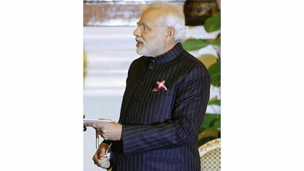 Chiếc áo vest Thủ tướng Modi từng mặc trong cuộc gặp Tổng thống Obama được bán với gía gần 700.000 USD. Ảnh: Reuters