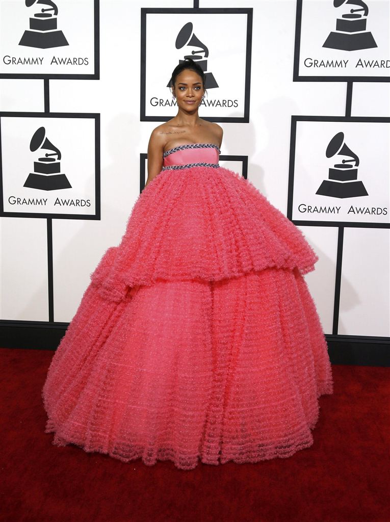 Rihanna nổi bật tr&ecirc;n thảm đỏ Grammy