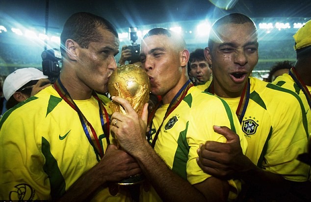 Rivaldo v&ocirc; địch World Cup 2002