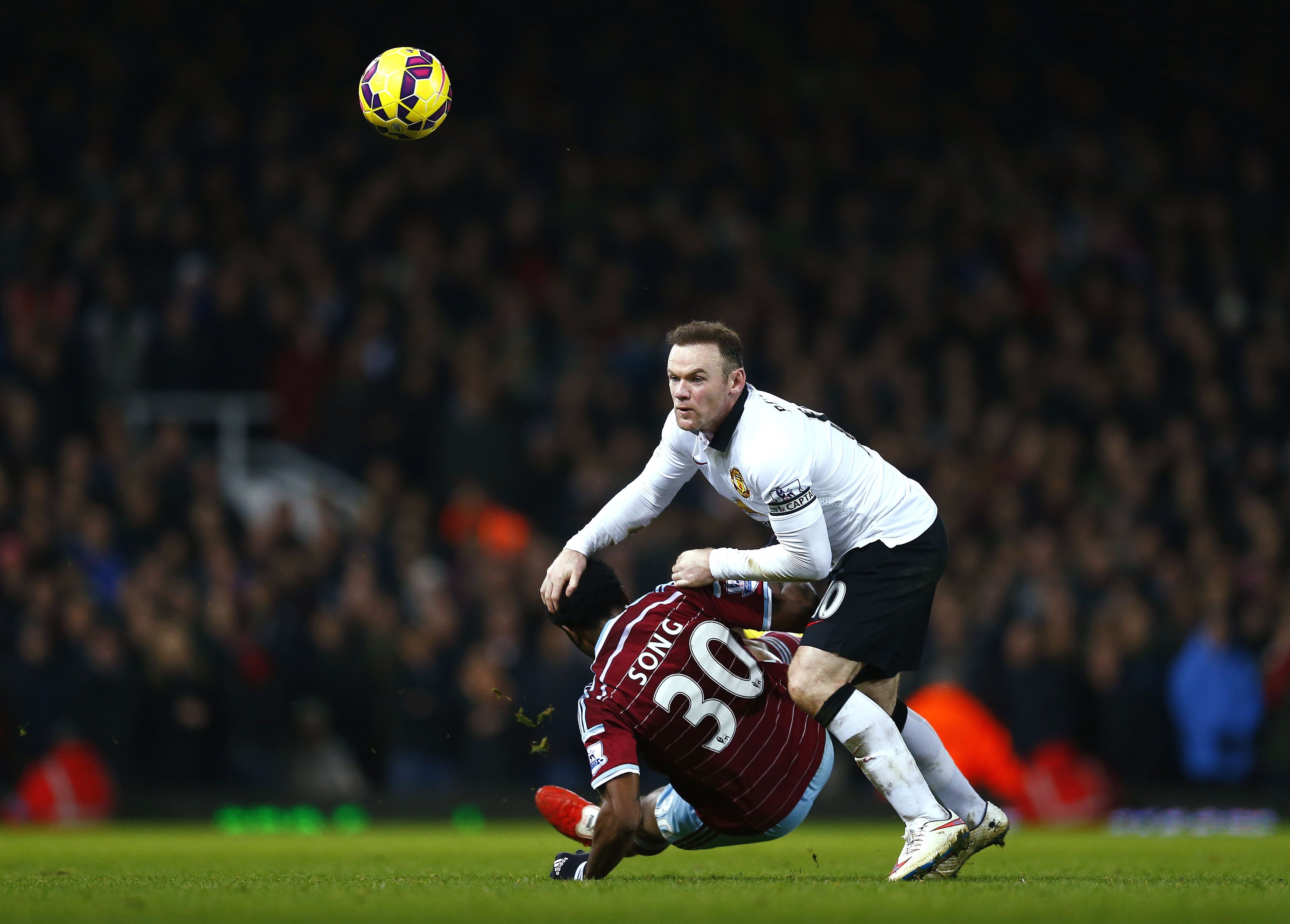 Rooney bị xếp chơi lùi khá sâu trong trận hòa West Ham