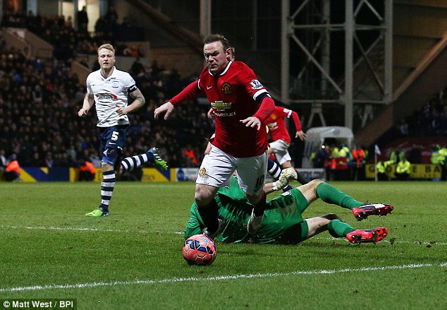 Pha bóng được cho là ăn vạ của Rooney