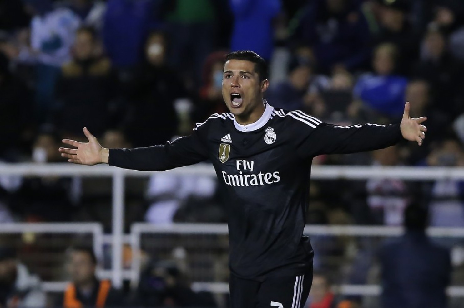 CR7 bất ngờ trước quyết định của trọng t&agrave;i