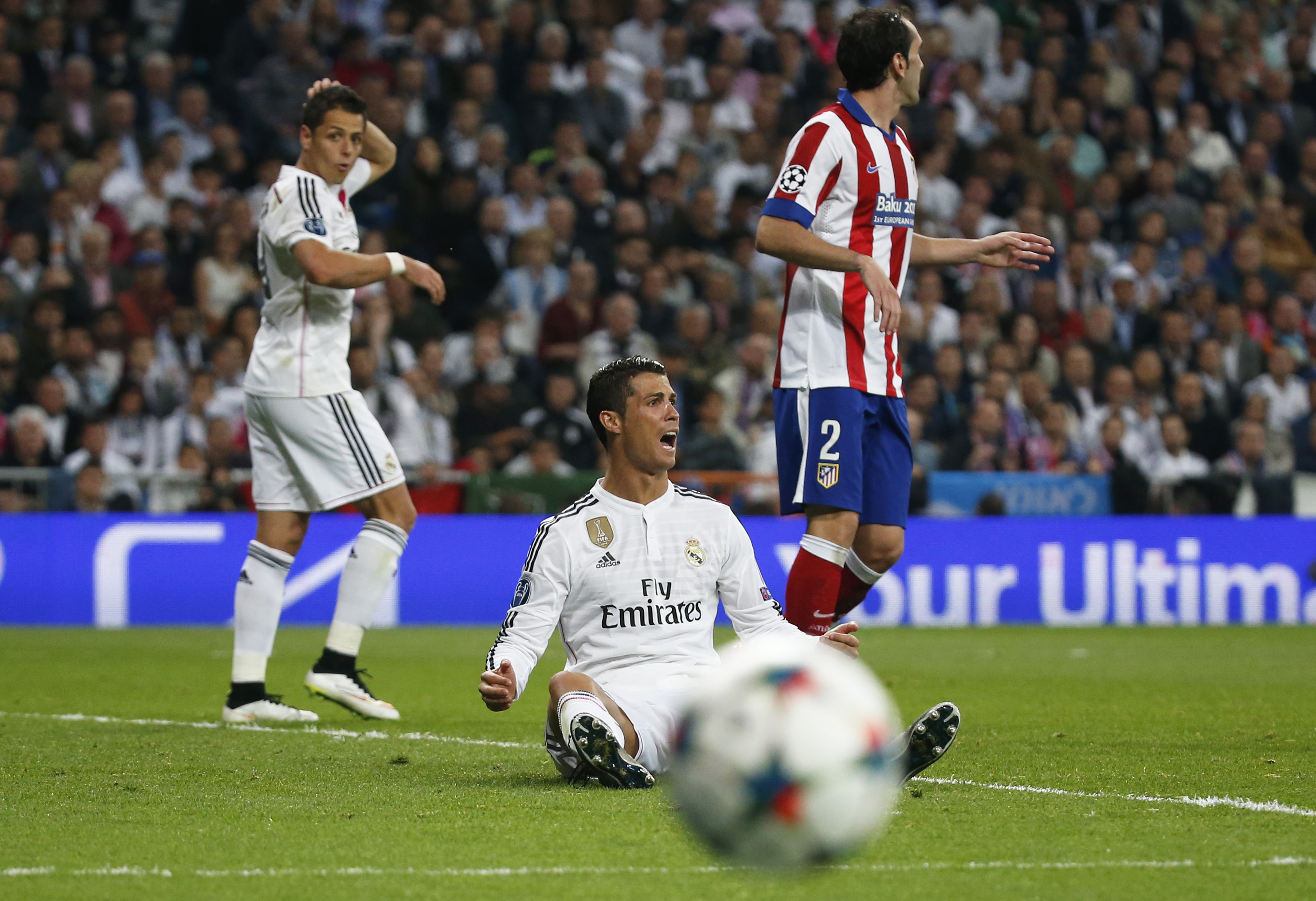 Ronaldo l&agrave; người kiến tạo tuyệt vời cho Chicharito ghi b&agrave;n thắng v&agrave;ng
