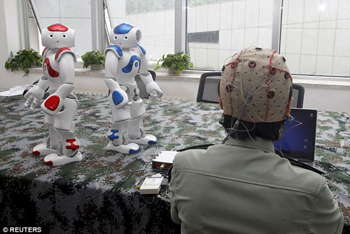 Sinh viên IEU đang thử nghiệm công nghệ điều khiển robot bằng ý nghĩ
Ảnh: Reuters