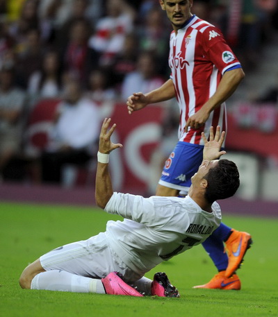 Ronaldo tiếc nuối t&igrave;nh huống ghi b&agrave;n bị bỏ lỡ trước chủ nh&agrave; Gijon
