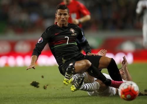 Ronaldo bất lực trước c&aacute;c hậu vệ Ph&aacute;p