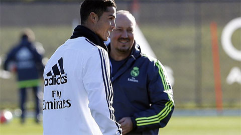 Ronaldo chê HLV Benitez trước mặt Perez