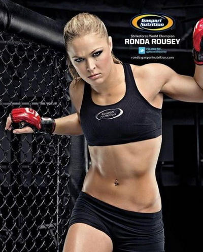 Ronda Rousey dũng mãnh trên sàn đấu..