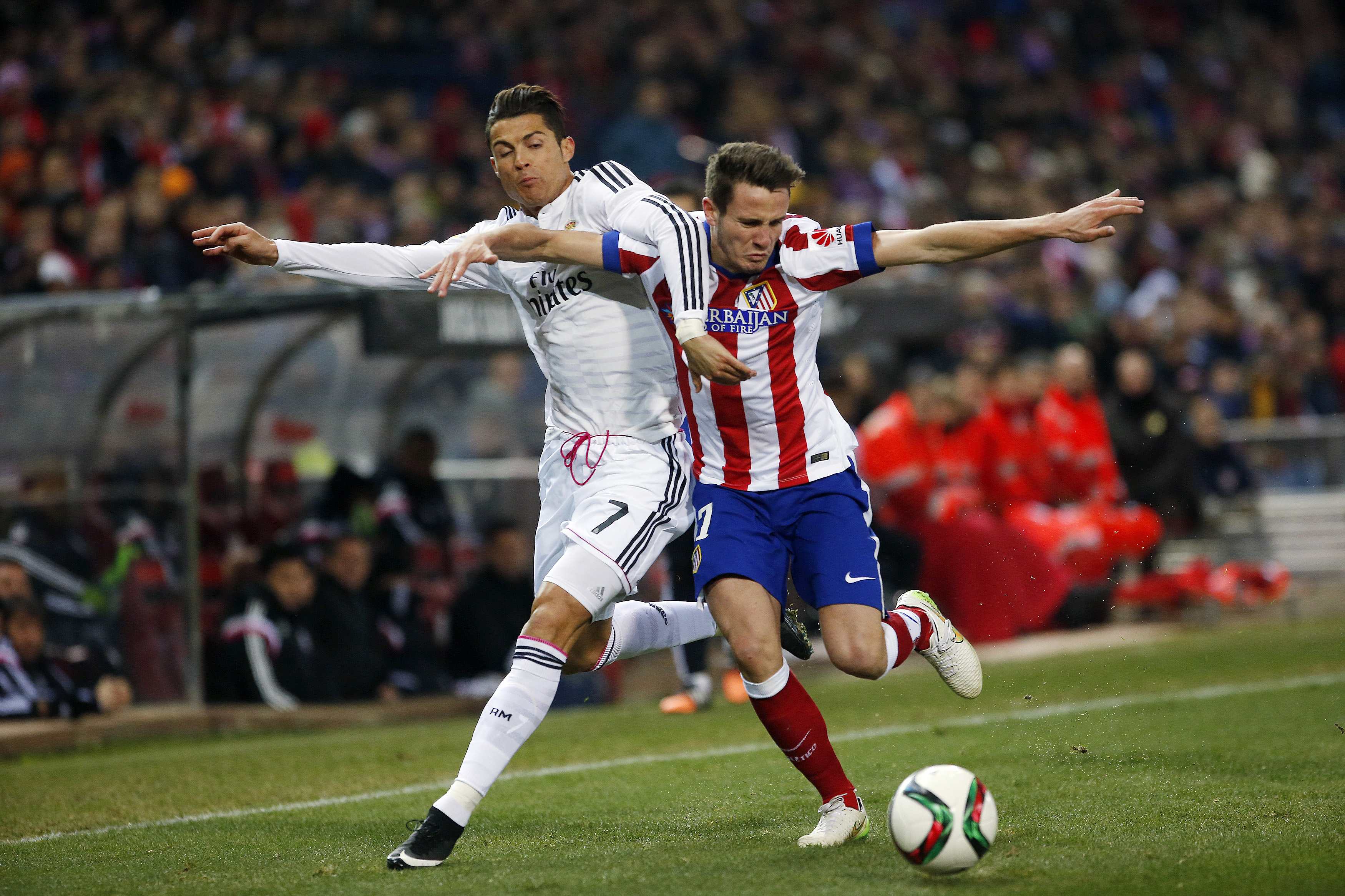 Ronaldo (tr&aacute;i) ra s&acirc;n từ băng ghế dự bị trong trận thua Atletico Madrid