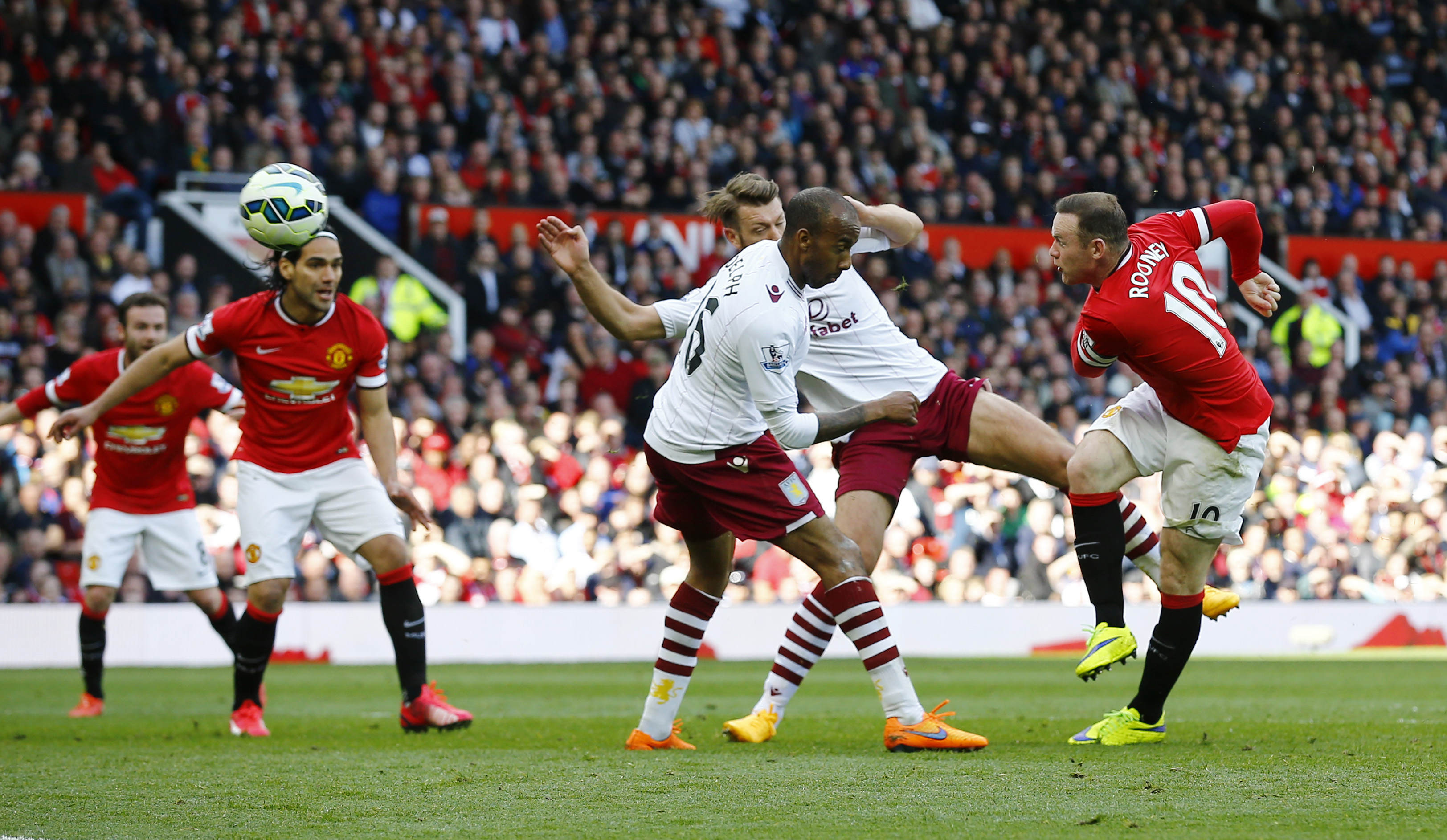 Wayne Rooney có pha ghi bàn đẳng cấp nâng tỉ số 2-0 cho M.U