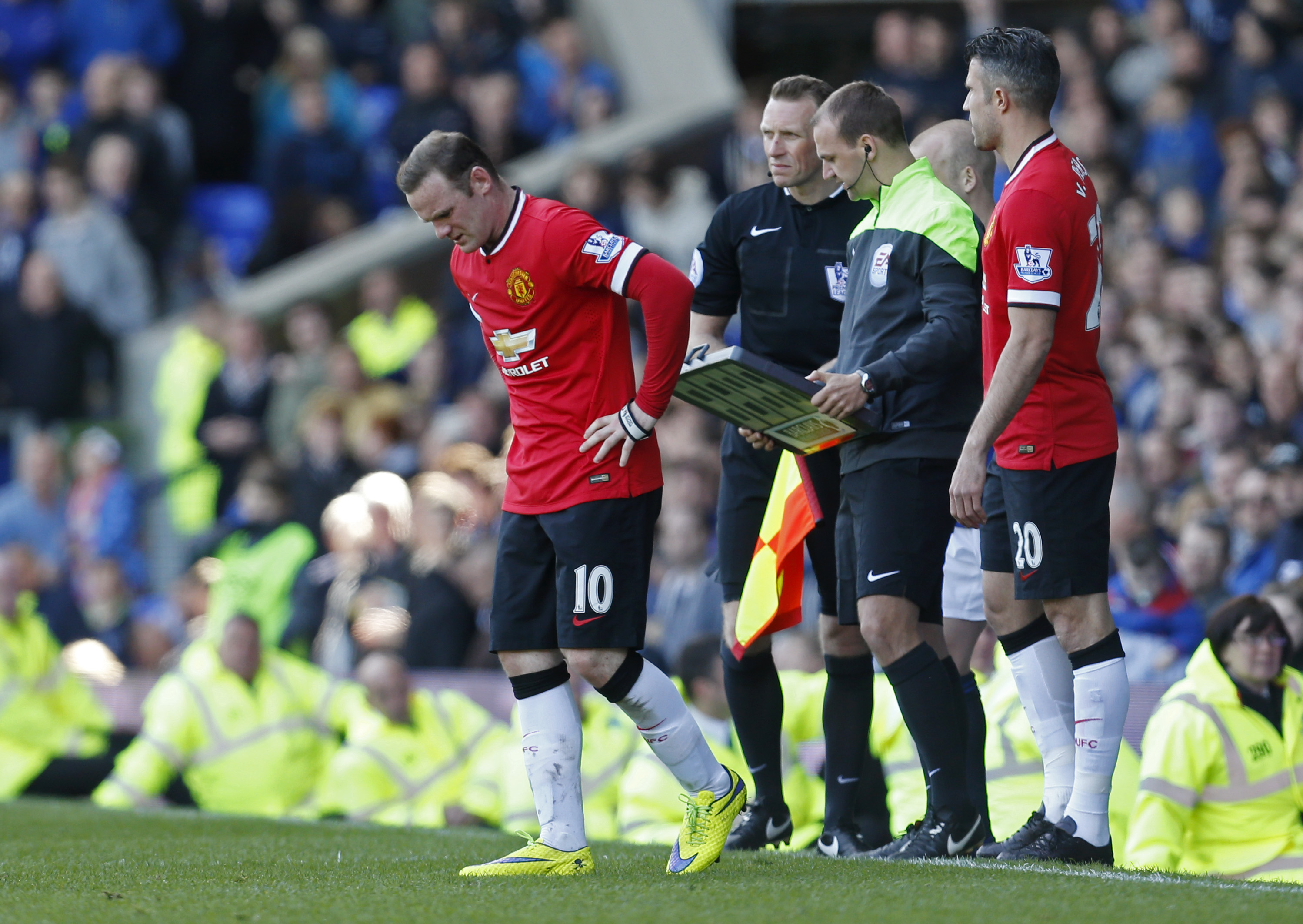 Rooney thi đấu kh&ocirc;ng th&agrave;nh c&ocirc;ng v&agrave; bị chấn thương nhẹ cuối trận