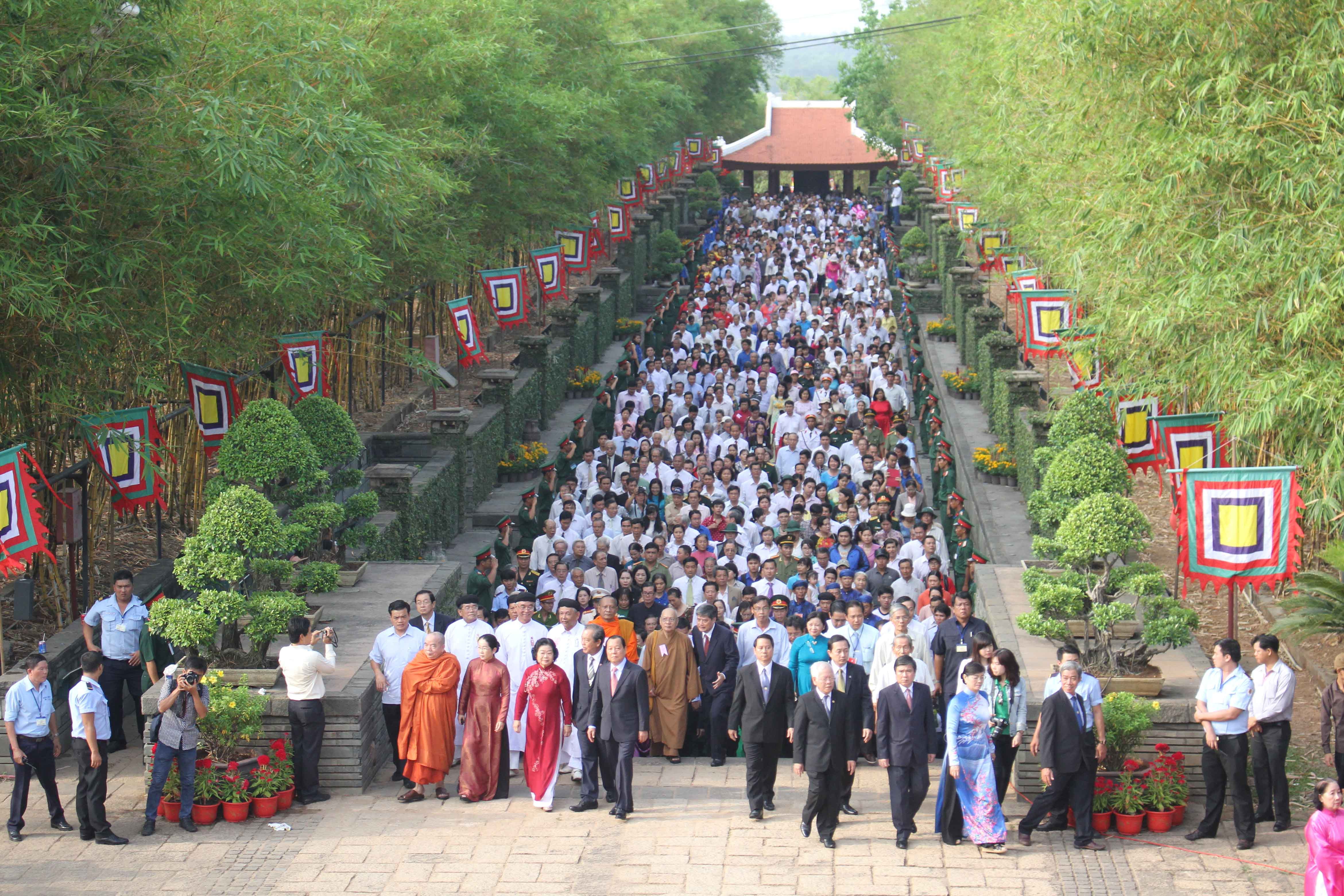 Đoàn diễu hành tiến về Khu tưởng niệm các Vua Hùng trong không khí trang nghiêm