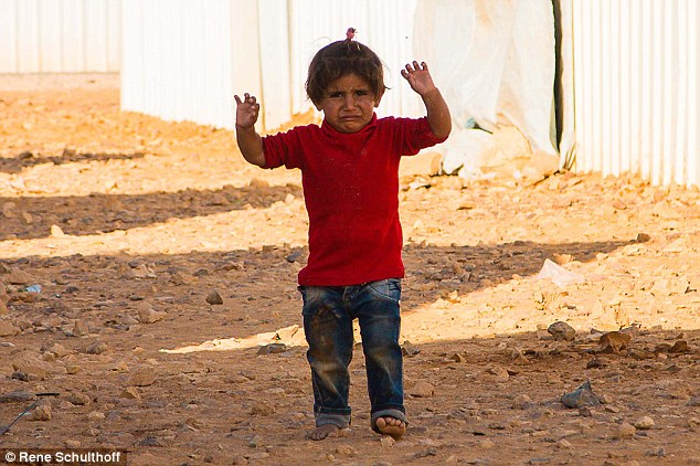 Th&ecirc;m một c&ocirc; b&eacute; Syria đầu h&agrave;ng ống k&iacute;nh m&aacute;y ảnh. Ảnh: Daily Mail