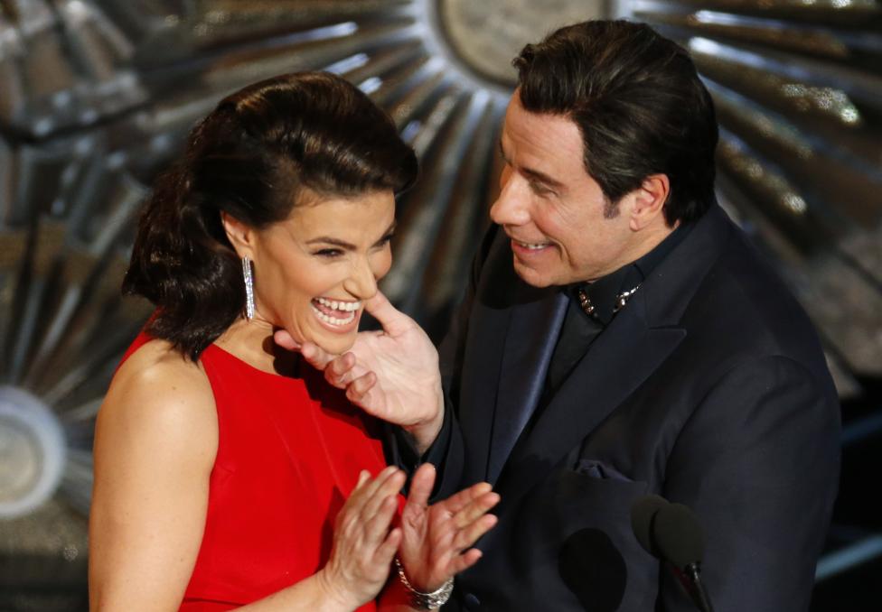 Idina Menzel v&agrave; John Travolta tr&ecirc;n s&acirc;n khấu Lễ trao Giải Oscar lần thứ 87