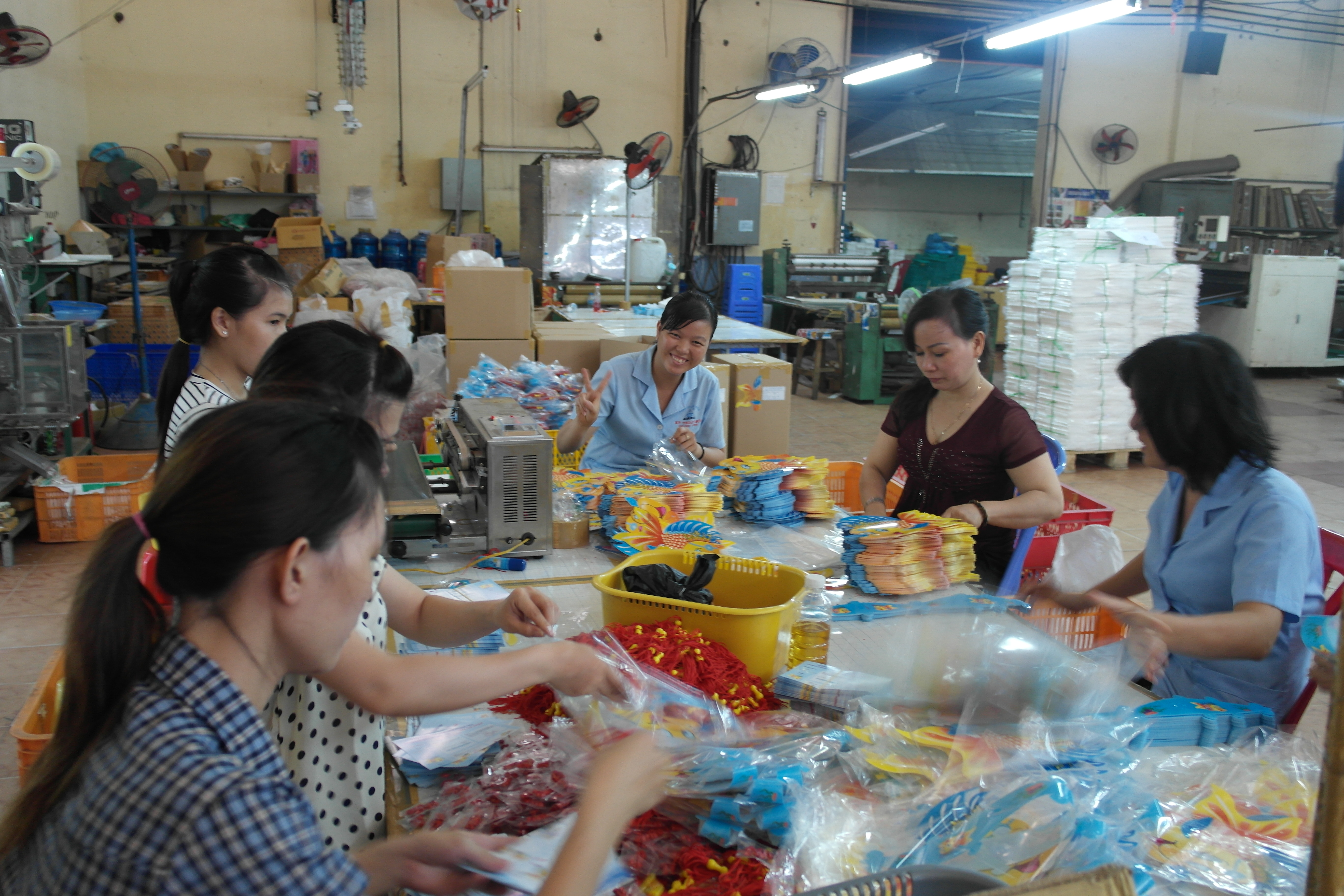 C&ocirc;ng nh&acirc;n đang đ&oacute;ng g&oacute;i lồng đ&egrave;n
