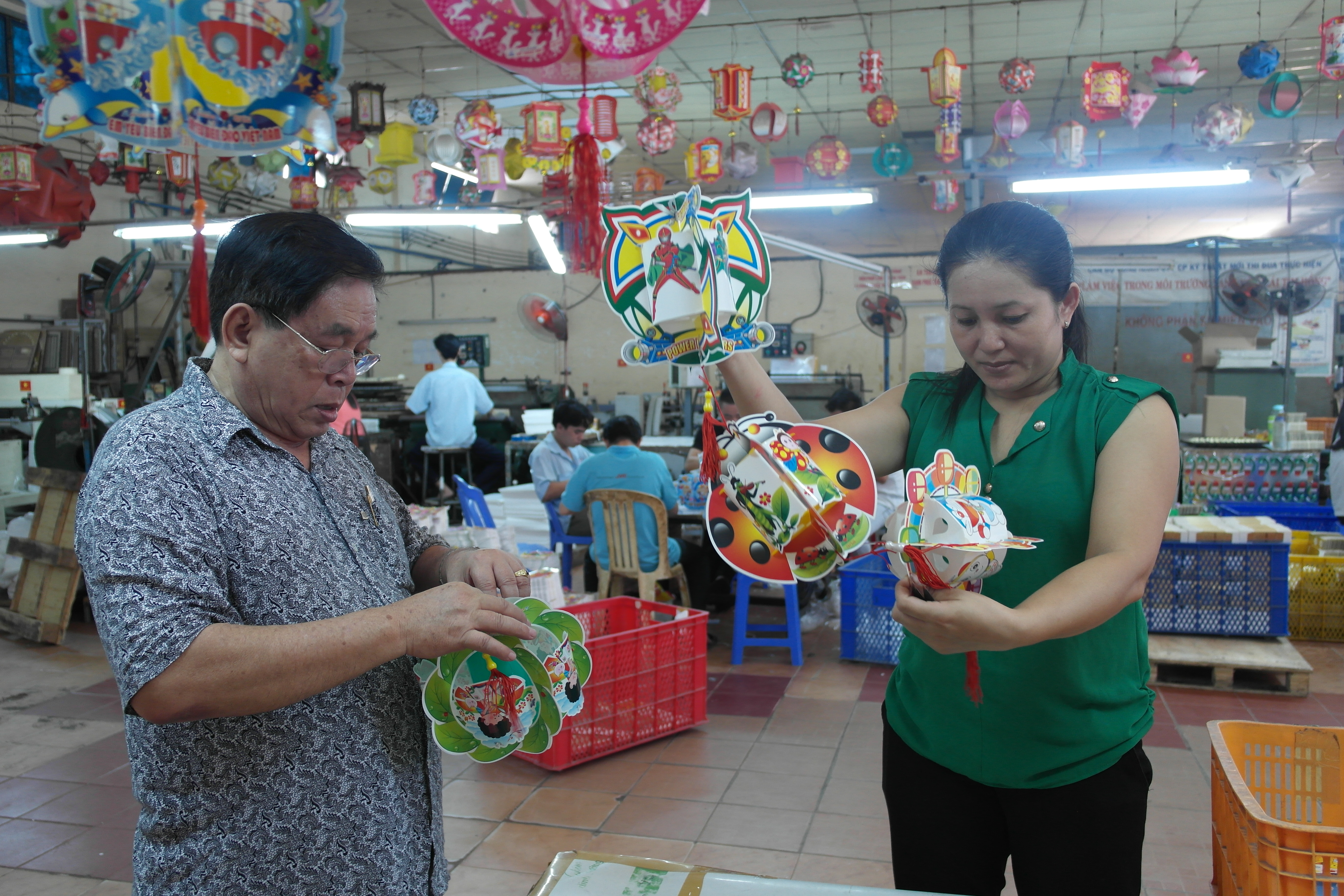 &Ocirc;ng Huỳnh Văn Kh&aacute;nh đang kiểm tra c&aacute;c mẫu lồng đ&egrave;n mới m&ugrave;a trung thu 2015