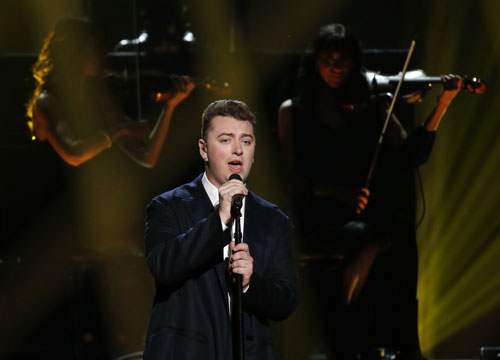 Beyonc&eacute; (tr&ecirc;n) v&agrave; Sam Smith, ai sẽ l&ecirc;n ng&ocirc;i tại Grammy 2015? Ảnh: Reuters