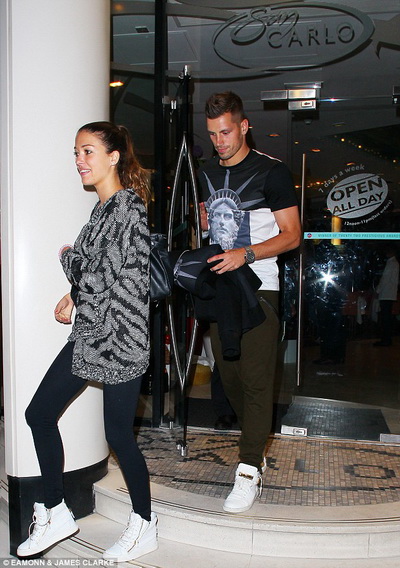 Camille Sold b&ecirc;n cạnh Schneiderlin đến nh&agrave; h&agrave;ng San Carlo