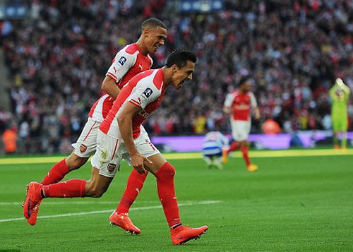 Alexis Sanchez (phải) vui mừng sau b&agrave;n mở tỉ số ph&uacute;t 39