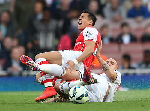 Thua Swansea, Arsenal bị M.U phả hơi nóng