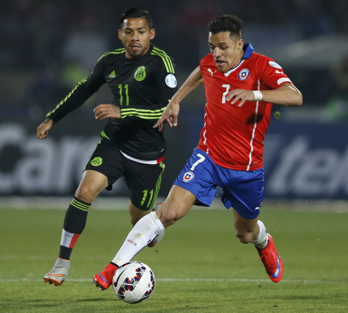 Alexis Sanchez thi đấu đầy quyết t&acirc;m nhưng pha lập c&ocirc;ng quan trọng của anh bị từ chối