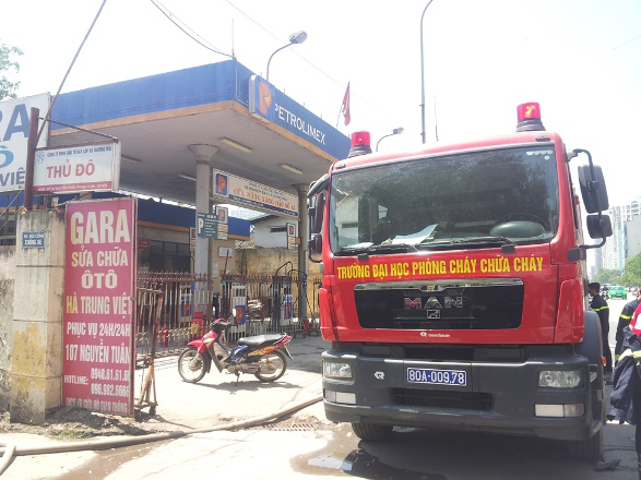 Vụ cháy kho giấy vụn xảy ra ngay gần cây xăng Petrolimex