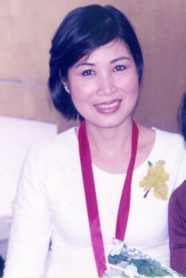 NSND Hồng V&acirc;n tại lễ trao Giải Mai V&agrave;ng năm 1998