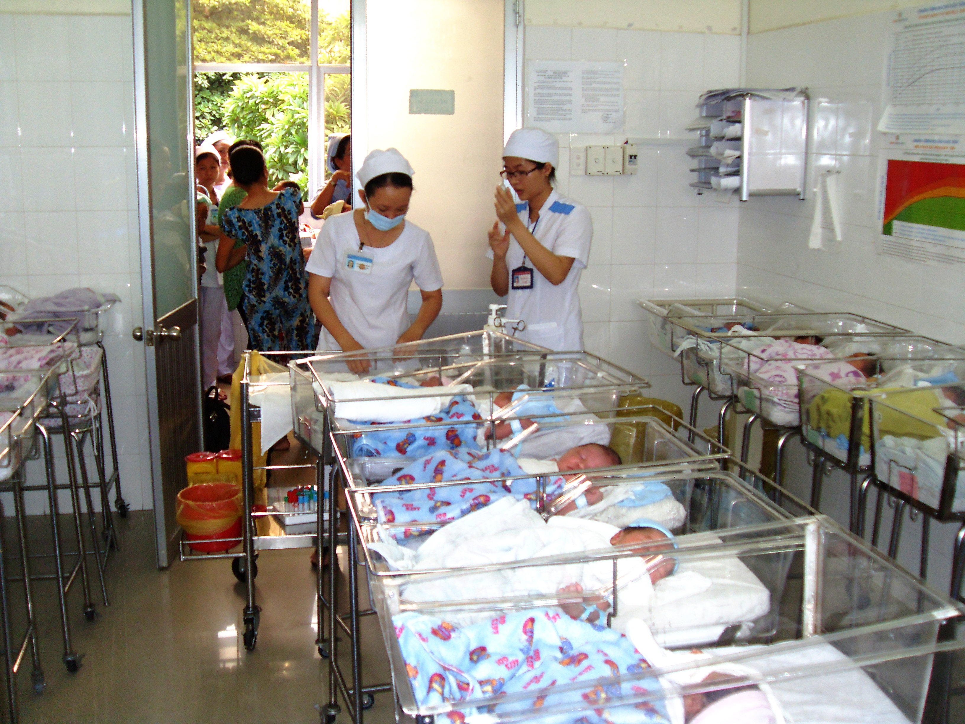 Trẻ sơ sinh được chăm s&oacute;c trong Bệnh viện Từ Dũ