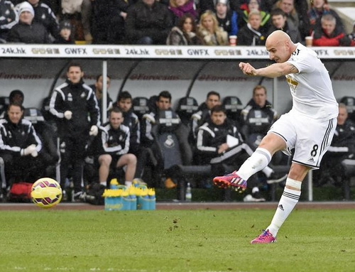 Từ pha dứt điểm của Jonjo Shelvey, Gomis ghi bàn quyết định cho Swansea