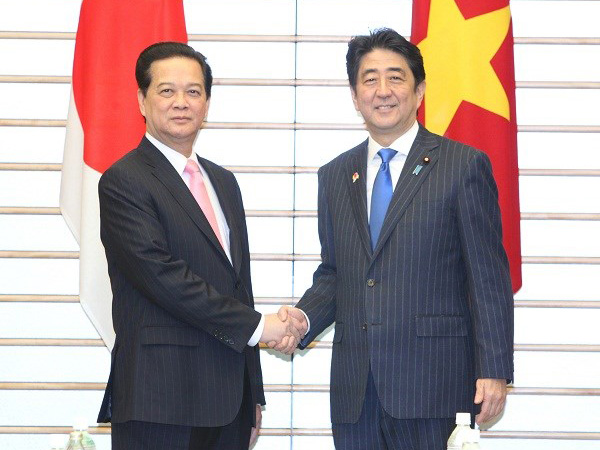 Thủ tướng Nguyễn Tấn Dũng và Thủ tướng Shinzo Abe trong chuyến thăm Nhật Bản tháng 12-2013 - Ảnh: TTXVN