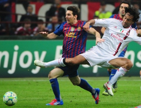 Mắt Messi không hề rời quả bóng dù cho đối phương có chơi xấu
